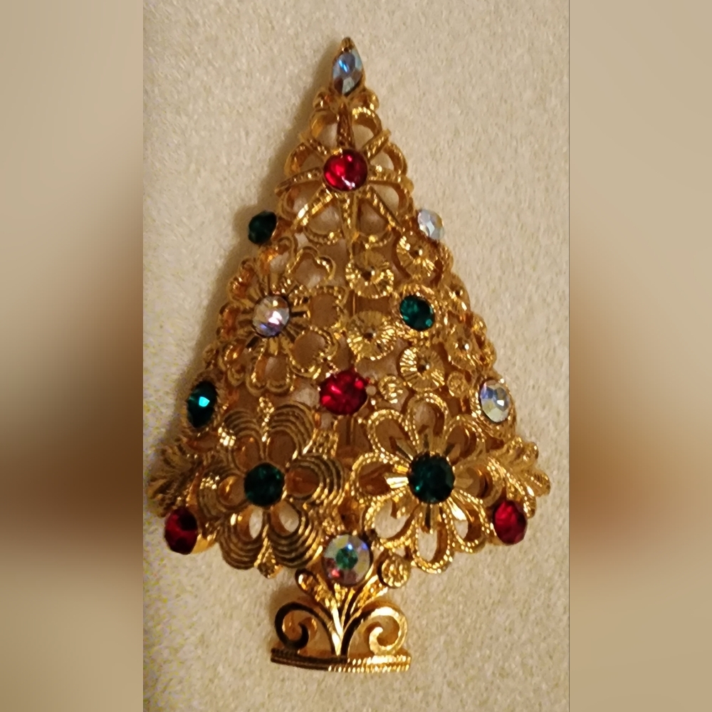 Vintage Corel Christmas tree brooch